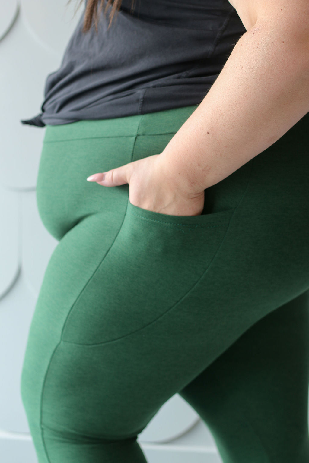 *Pre-Sale* 7/8 Pocket Lolli Legging